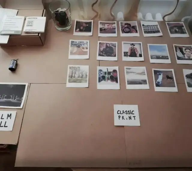 Zdjęcia w stylu Polaroid, obok notatki "FILM ROLL" i "CLASSIC PRINT". Zastanawiasz się, ile kosztuje wydrukowanie zdjęcia w Rossmannie?