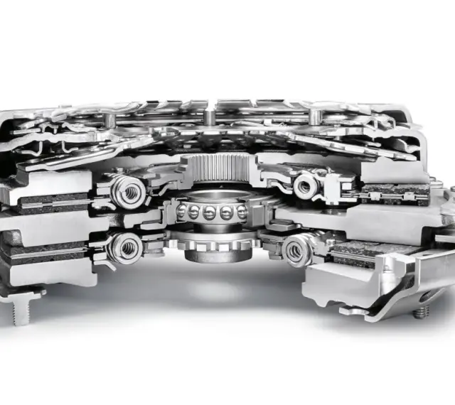Przekrój skrzyni biegów DSG z widocznymi elementami mechanicznymi i sprzęgłami.