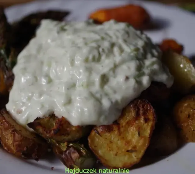 Pieczone ziemniaki i szparagi z kremowym sosem tzatziki. Pyszne i zdrowe danie.