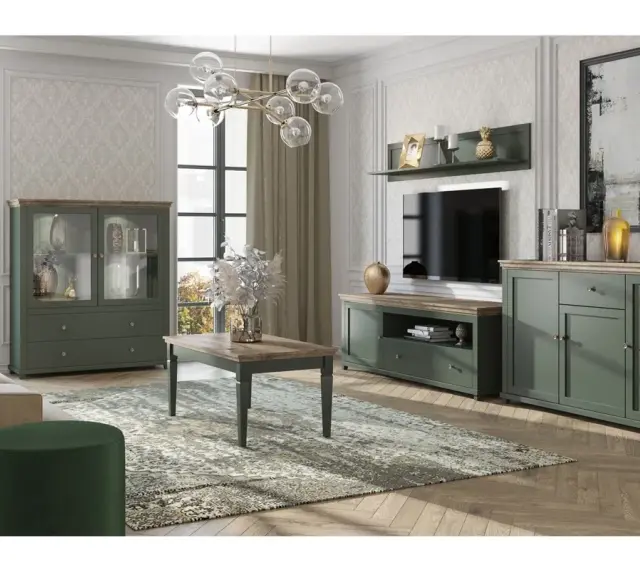 Elegancki salon z meblami w kolorze khaki. W centrum stolik kawowy, obok komoda i witryna. Na ścianie telewizor i półka.