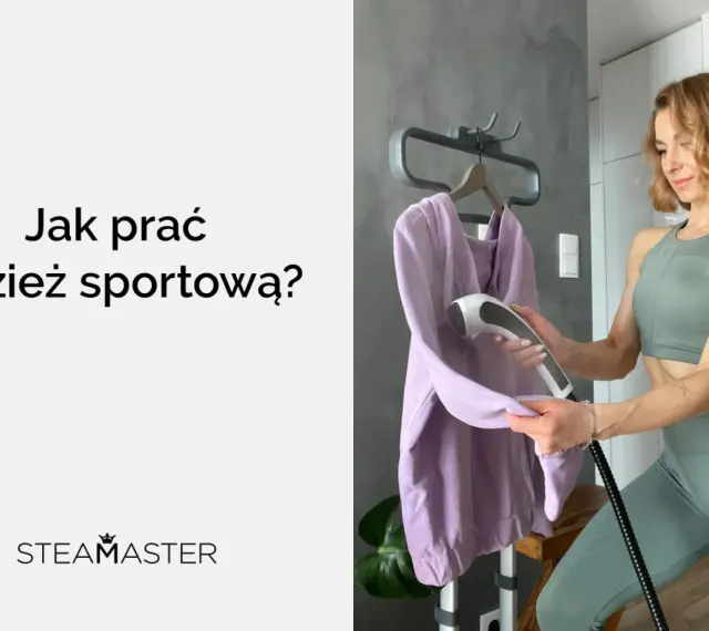 Kobieta w stroju sportowym używa parownicy do odświeżenia odzieży sportowej.