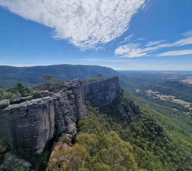 Majestatyczne australijskie góry Grampians z klifami i zielonymi dolinami pod błękitnym niebem.