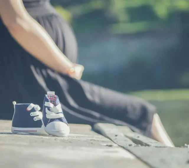 Ciąża to piękny stan. Czy można zwolnić kobietę w ciąży? Prawo chroni przyszłe mamy.