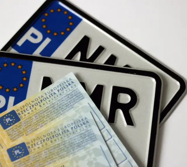 Dwa polskie dowody rejestracyjne i tablice z literami "NMR". Cały proces **cal rejestracja** jest tu widoczny.