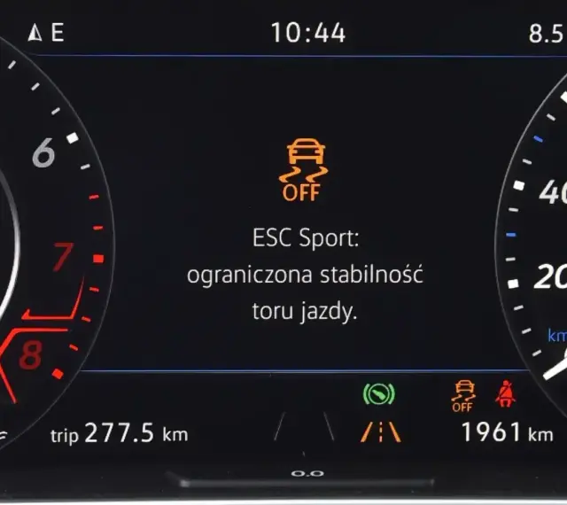 Na desce rozdzielczej świeci się kontrolka ESC Sport z napisem "ograniczona stabilność toru jazdy".