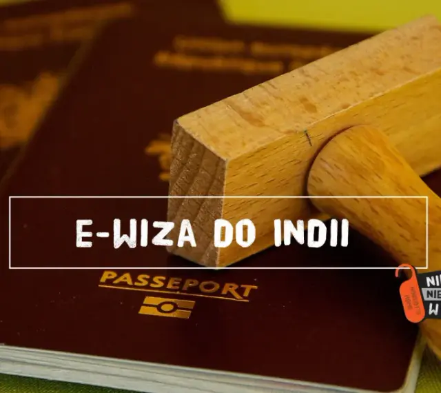 Pasporty i stempel z napisem "E-wiza do Indii". Planujesz podróż?