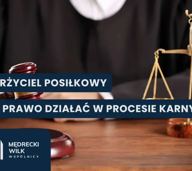 Oskarżyciel posiłkowy ma prawo działać w procesie karnym. Widoczny młotek sędziowski i waga sprawiedliwości symbolizują prawo.