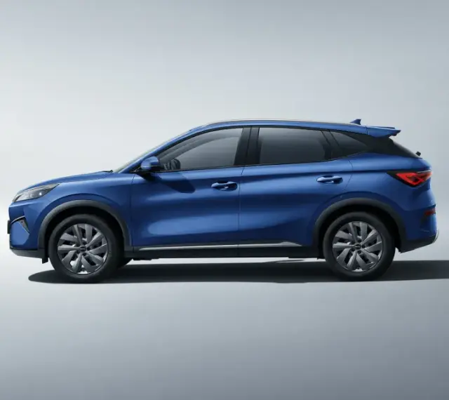 Niebieski BYD atto 3, nowoczesny SUV, prezentuje swój dynamiczny profil na jasnym tle.