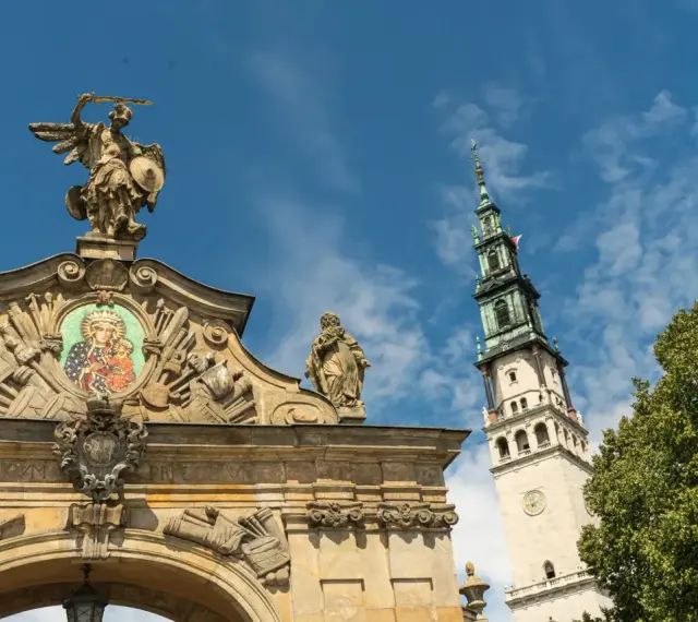 Brama klasztoru ojców paulinów Jasna Góra z mozaiką Matki Boskiej i wieżą.