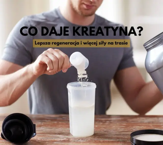 Mężczyzna przygotowuje odżywkę. Dowiedz się, co daje kreatyna: lepsza regeneracja i więcej siły na trasie.