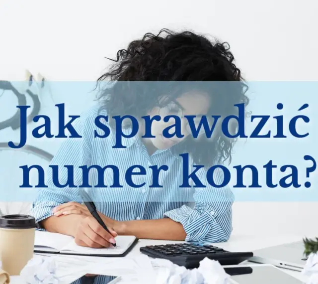 Kobieta pisze, jak sprawdzić numer konta bankowego. Na biurku kalkulator, kubek kawy i rower w tle.