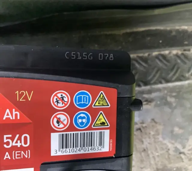Na akumulatorze widoczny kod C5156 078, który może oznaczać datę produkcji akumulatora.
