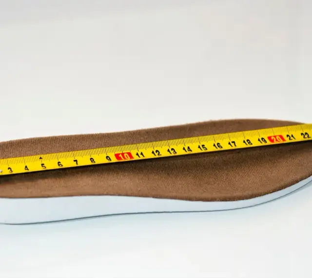 Miarka mierzy wkładkę do butów. Długość wkładki to rozmiar 41, co odpowiada około 26 cm.