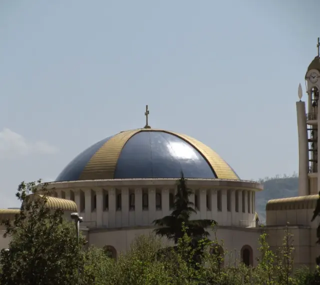 Imponująca kopuła i wieża kościelna symbolizują bogatą albania religia.