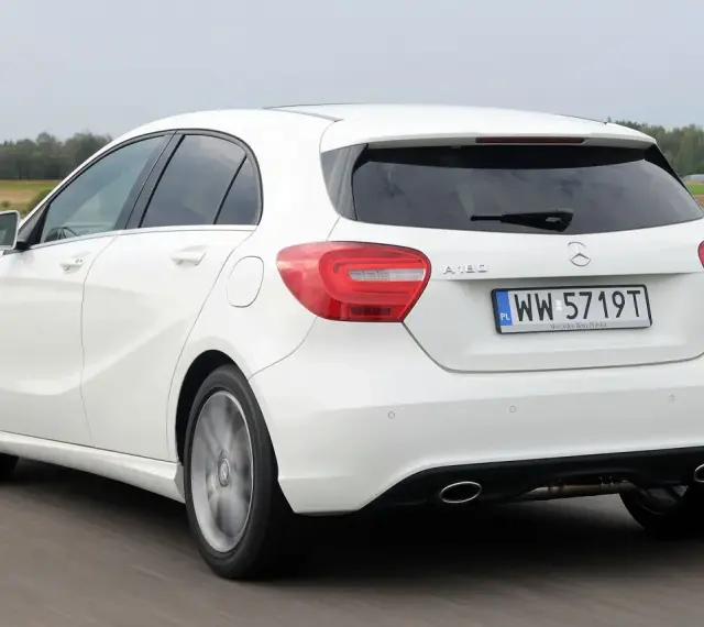 Biała Mercedes A-klasa w ruchu. Mechanicy chwalą jego niezawodność i komfort jazdy.