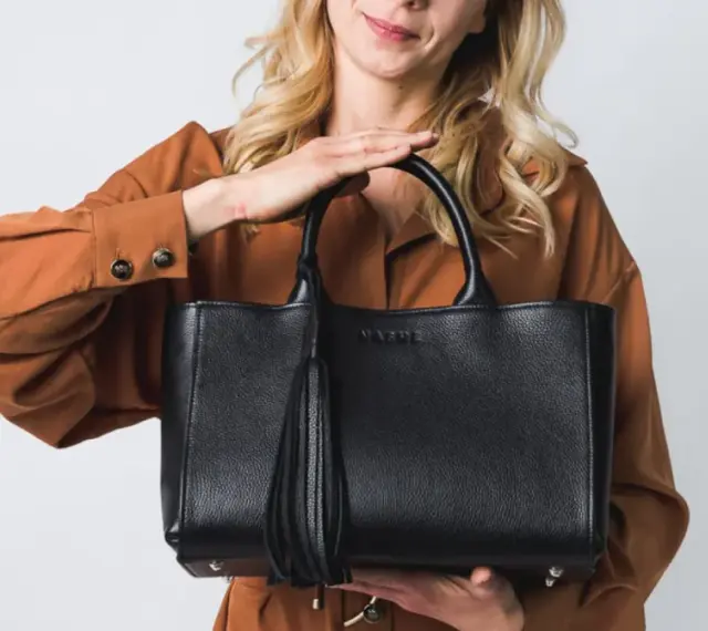 Elegancka, czarna torebka z frędzlem. Klasyka, która zawsze jest modna.