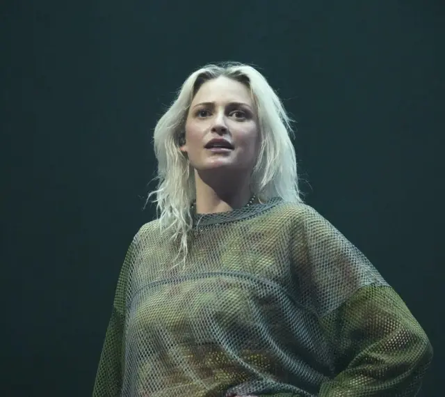 Blond wokalistka na scenie, czyżby nowy wokalista Linkin Park?