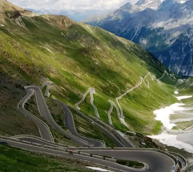 Malownicze serpentyny Passo dello Stelvio, kiedy otwarta, zapraszają do podziwiania alpejskich krajobrazów.