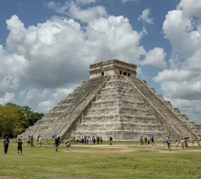 Wspaniała piramida Kukulkana w Chichen Itza, cel wielu podróży. Ta wycieczka do Meksyku to niezapomniane wrażenia!