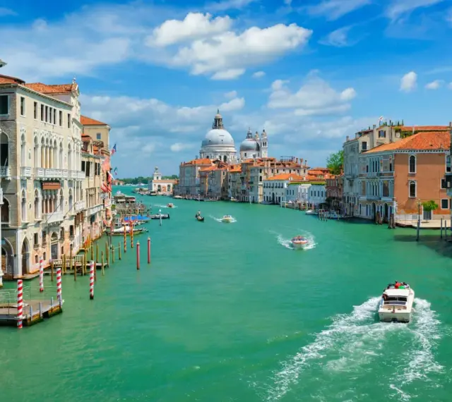 Navigando sul Canal Grande, da Piazzale Roma a Piazza San Marco, tra palazzi storici e barche che solcano l'acqua turchese.