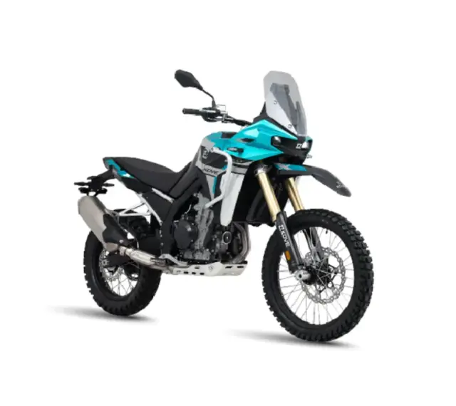 Turkusowy motocykl Kove 800X Rally gotowy na przygodę.