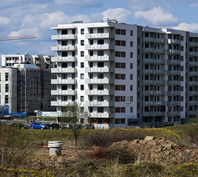 Nowe bloki mieszkalne. Kto musi wywiesić tabliczkę z danymi kontaktowymi przy wejściu do apartamentu na doby? Właściciel lub zarządca nieruchomości.