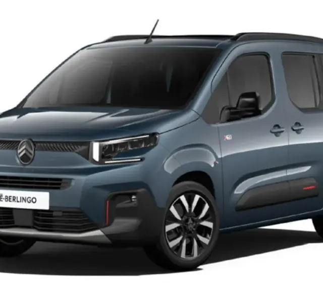 Niebieski E-Berlingo z nowoczesnym przodem i czarnymi felgami. Idealny do rodzinnych podróży.