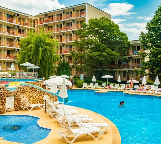 Hotel z basenem i leżakami, idealne miejsce na booking bonu turystycznego.