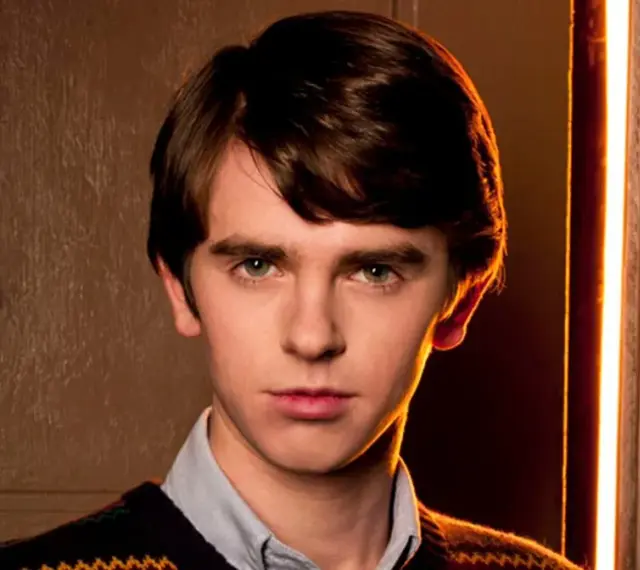 Freddie Highmore w serialu "The Good Doctor". Jego role w filmach i serialach to prawdziwe perełki.