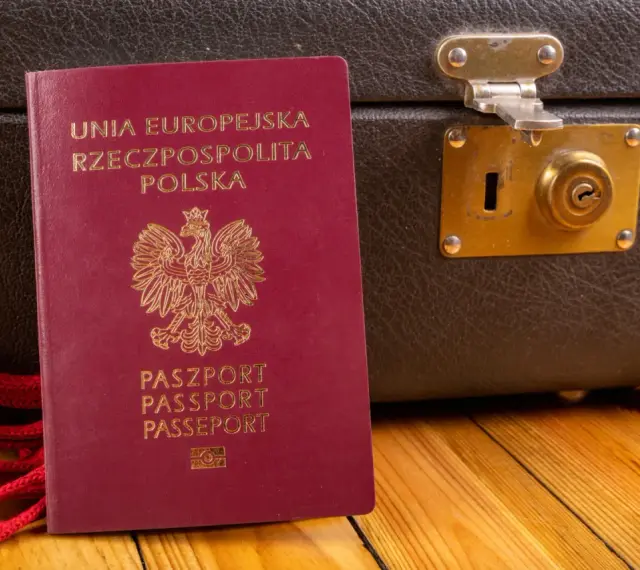 Polski paszport i walizka czekają na podróż. Może właśnie z biura paszportowego w Gdańsku?