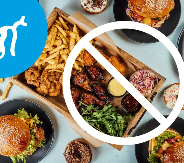 Symbol woreczka żółciowego i zakaz jedzenia fast foodów. Unikaj tłustych potraw, by zapobiec kamicy woreczka żółciowego.