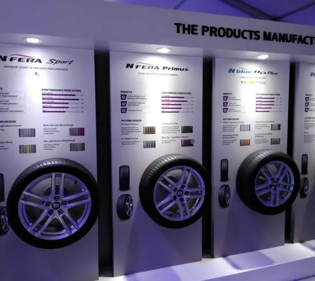 Nexen to firma produkująca opony. Na wystawie prezentowane są modele N Fera Sport, N Fera Primus i N Blue HD Plus, z opisami ich zalet i parametrów.