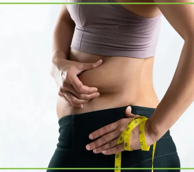Osoba z obfitym brzuchem, mimo szczupłej sylwetki, mierzy talię. To przykład tzw. "skinny fat".