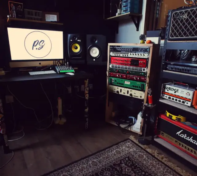 Profesjonalne studio nagraniowe z komputerem, monitorami studyjnymi i rackiem pełnym sprzętu. Idealne miejsce dla wytwórni muzycznych dla początkujących.