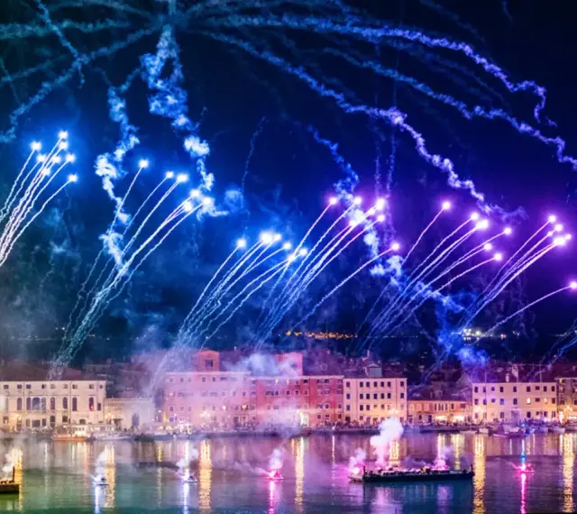 Spektakularny sylwester w Wenecji! Niebo rozświetlone feerią barw, fajerwerki nad wodą i zabytkowe budynki tworzą magiczny widok.