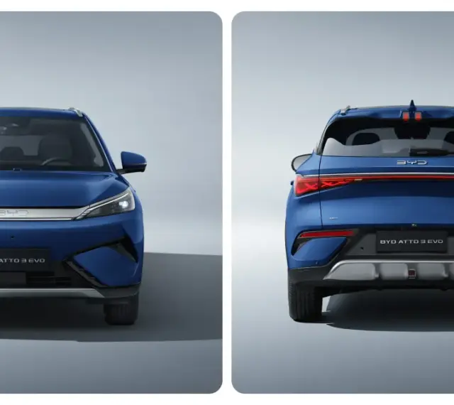 Niebieski SUV BYD ATTO 3 EVO widziany z przodu i z tyłu.