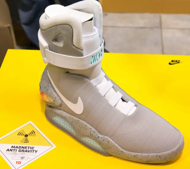 Nike Mag, najdroższe buty na świecie, z technologią "Magnetic Anti Gravity", prezentowane na żółtym tle.