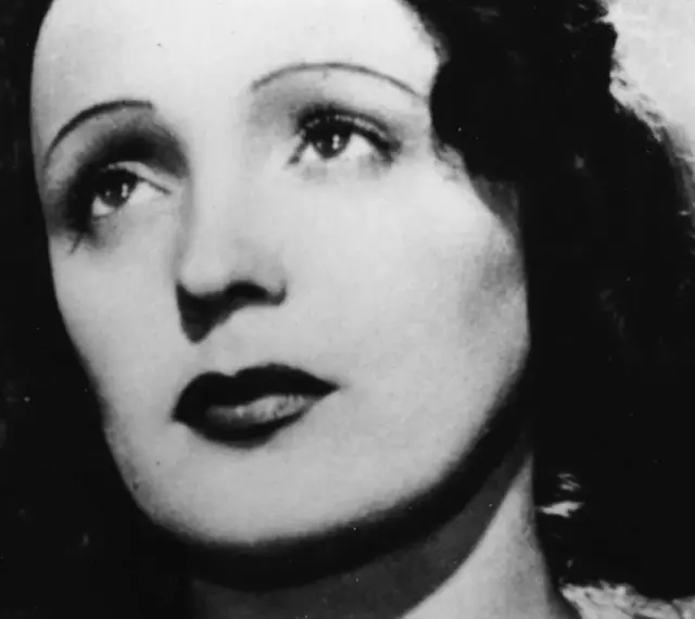 Edith Piaf, ikona francuskich piosenek, z charakterystycznym spojrzeniem i burzą ciemnych włosów.