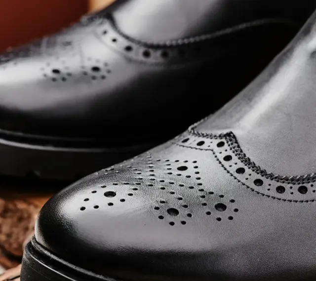 Eleganckie, czarne buty zimowe do garnituru z perforacją. Idealne na chłodne dni, gdy chcesz wyglądać stylowo.