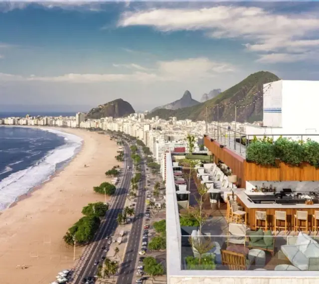Widok na słynne brazylia plaże Copacabana z dachu hotelu. W oddali góry i miasto.