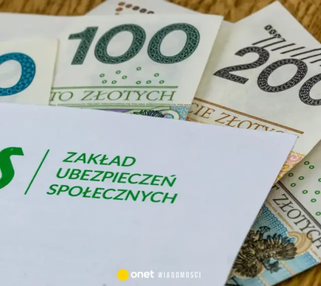 Koperta ZUS z napisem "Zakład Ubezpieczeń Społecznych" na tle polskich banknotów 50, 100, 200 i 500 zł. Symbolizuje świadczenie kompensacyjne.
