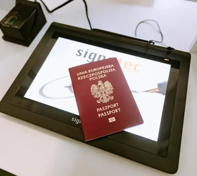 Polski paszport na ekranie tabletu. Czy do Austrii potrzebny jest paszport? Tak, jeśli nie jesteś obywatelem UE.
