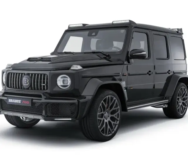 Czarny Mercedes Brabus 700 z agresywnym body kitem i dodatkowymi światłami na dachu.