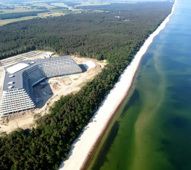 Ogromny, nowoczesny hotel w kształcie litery V, budowany tuż przy plaży. To będzie największy hotel nad morzem, otoczony lasem sosnowym.