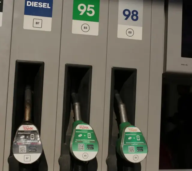 Dostępne paliwa: Diesel, 95, 98, a także benzyna 98. Dwa dystrybutory z wężami do tankowania.