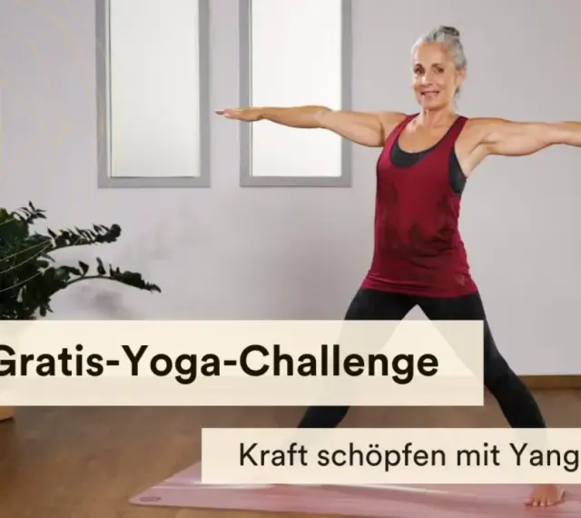 Frau in Yoga-Pose, die Kraft schöpft und gegen Antriebslosigkeit wirkt. Deine Gratis-Yoga-Challenge.