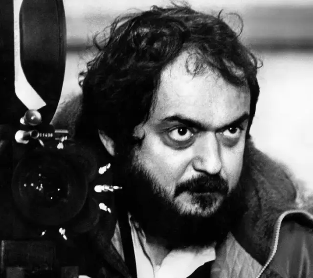 Intensywny kubrick stare zza kamery. Jego spojrzenie przenika, gdy przygotowuje się do ujęcia.