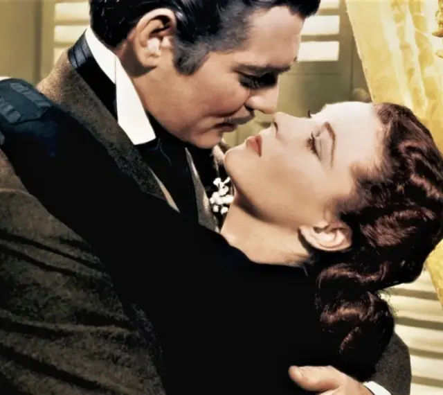 Scarlett O'Hara i Rhett Butler z filmu "Przeminęło z wiatrem" w namiętnym uścisku.