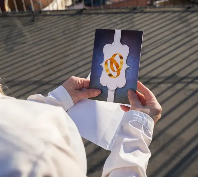 Zaproszenie ślubne z obrączkami. Jak uratować sytuację "last minute", gdy skutki wysłania zaproszeń zbyt późno są już widoczne.