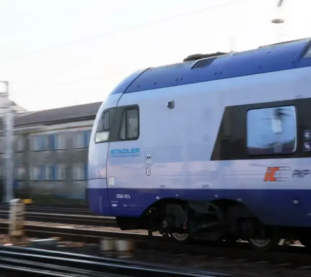 Pędzący pociąg PKP Intercity z napisem "Stadler" na boku. Może przydać się do planowania zwrotu biletu PKP.